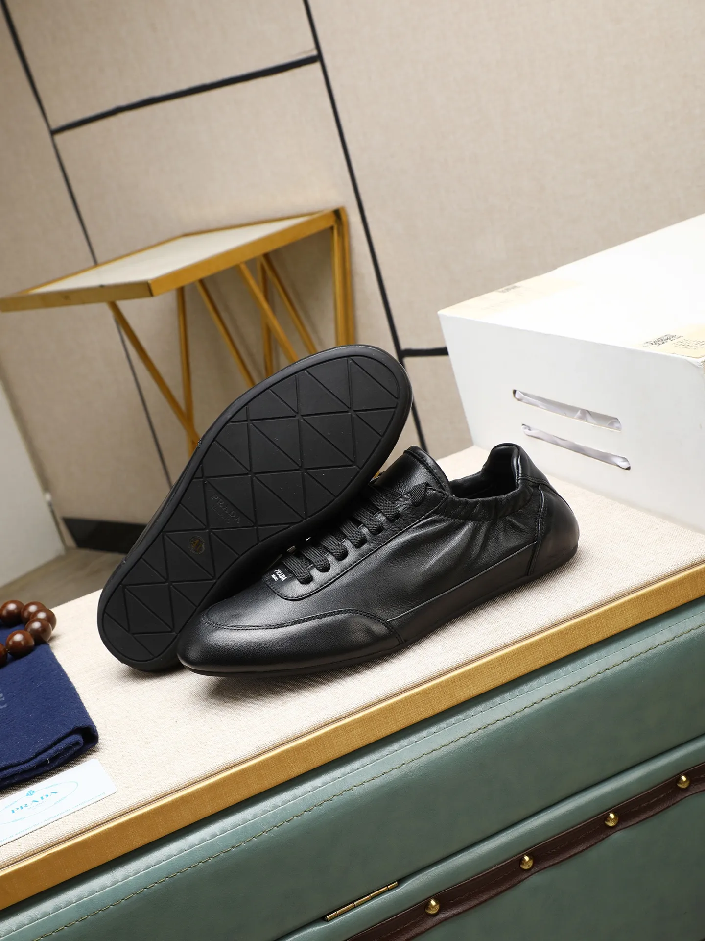 Men's shoes 💰 540 Product trademark: Prada "Prada" original casual shoes Regular size: 38-44 (can be customized to 45) Product materials: Original imported sheepskin upper, original outsole.